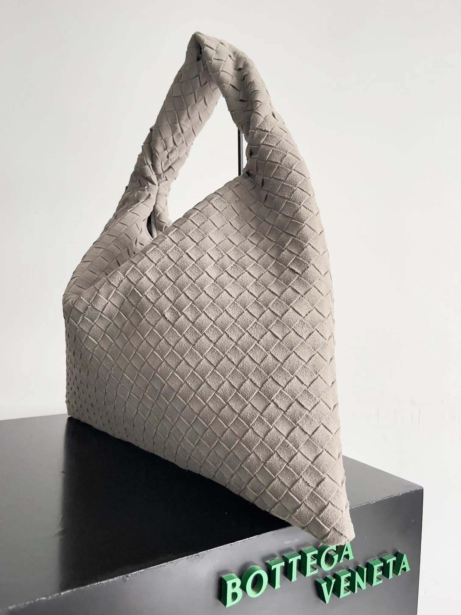 Batch 2160 Recently, I seem to be obsessed with this bag from BV~ The new Hop is really not too beautiful. The whole bag has no seams. The bag body and handles are made of one piece of leather. It embodies the style and essence of Bottega Veneta. It truly represents craftsmanship and creativity. The large size has a very loose and lazy upper body. Big bag lovers will definitely not regret buying it. Style number: 763970 Size: 53*24*13